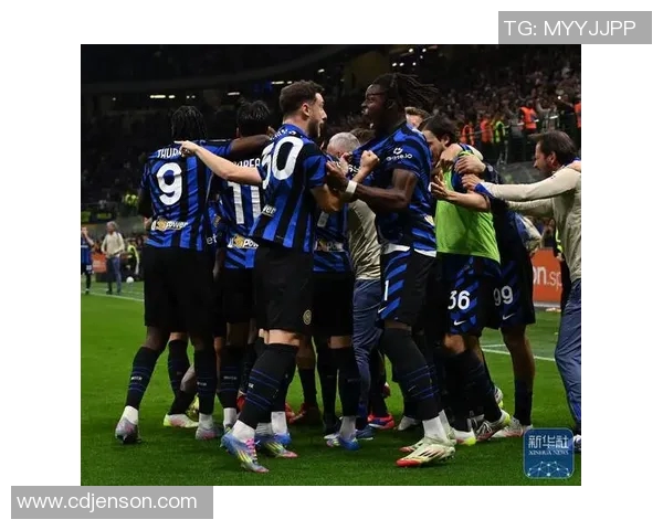 高个子辫子足球球星展现个人风采与场上魅力的精彩瞬间